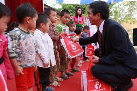 Canon bàn giao trường học cho các xã khó khăn của Điện Biên