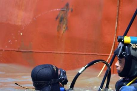 Vụ chìm tàu Hoàng Phúc 18: Đưa hai thi thể thuyền viên vào đất liền