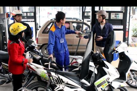 Giá xăng giảm tiếp 771 đồng/lít 