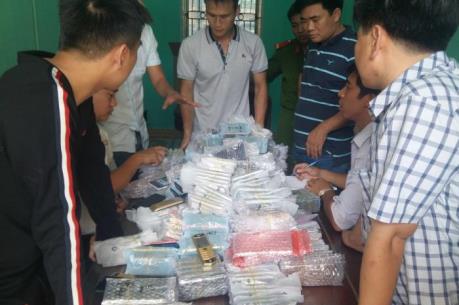 Bắt giữ xe ô tô vận chuyển lượng lớn smart phone chưa rõ nguồn gốc