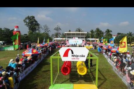 Number 1 xây dựng nhiều cầu treo cùng người dân vượt khó