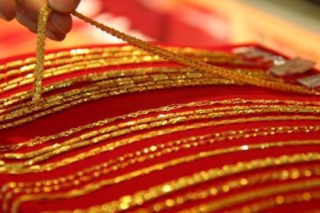 Giá vàng nhích lên do đồng bạc xanh giảm giá