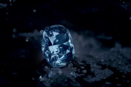 Viên kim cương "Blue Moon" đạt mức giá kỷ lục
