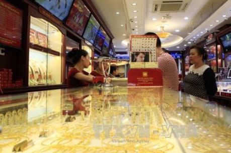 Tránh mua phải vàng giả, người dân nên đến những cơ sở kinh doanh lớn