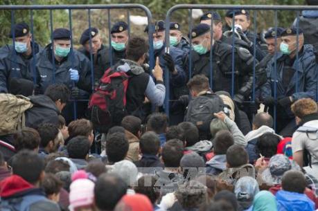 Khủng hoảng người nhập cư chồng chất gánh nặng lên kinh tế EU