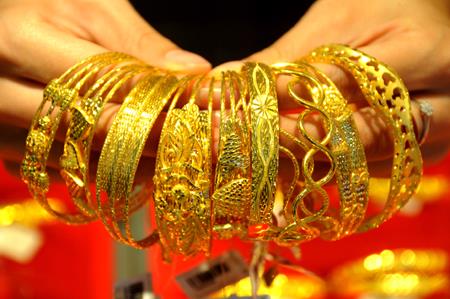 Giá vàng giảm trước sức mạnh của đồng USD