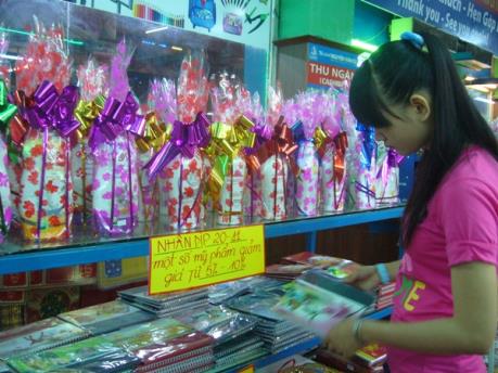 Thị trường quà tặng dịp 20/11: đa dạng sản phẩm ngoại nhập