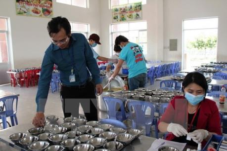 Đình chỉ bếp ăn có hơn 100 công nhân nghi bị ngộ độc