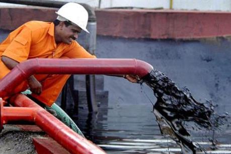 Dầu thô rớt giá 10% trong tuần đầu Năm mới