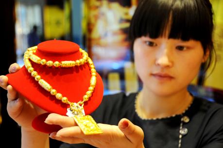 Vàng tiếp tục sụt giá trong phiên đầu tuần