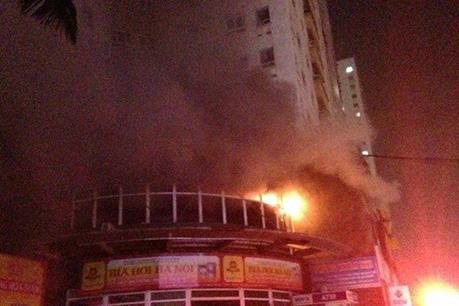 Hà Nội: Cháy lớn ở chung cư Vimeco Cầu Giấy