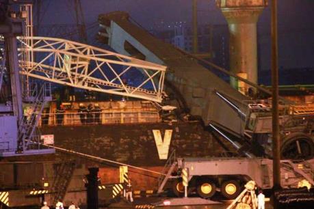 Cần cẩu "khủng" gãy đôi, một người tử vong