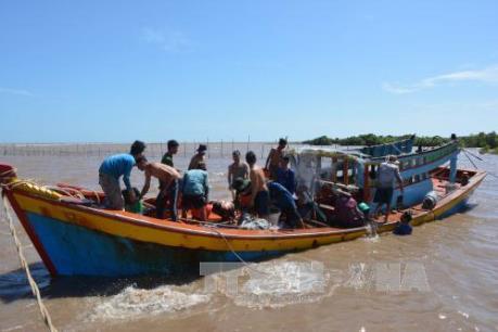 Khánh Hòa: Cứu hộ thành công 2 ngư dân tàu cá gặp nạn ngoài khơi