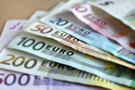 Euro trượt giá trước thềm cuộc họp chính sách của ECB