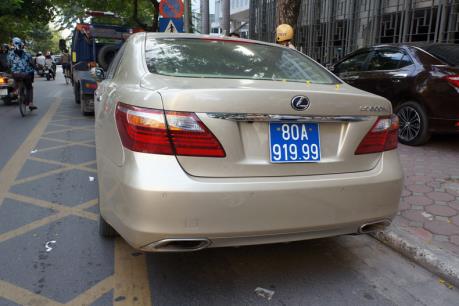 Tạm giữ xe Lexus mang biển xanh 80A nghi giả