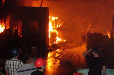 Hỏa hoạn thiêu trụi hơn 1.000 m2 xưởng gỗ ở Đồng Nai