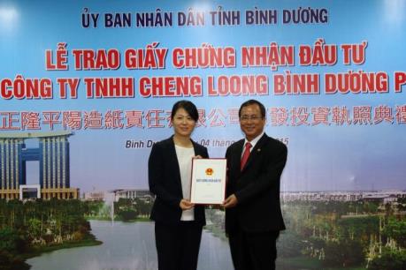 Bình Dương trao giấy chứng nhận đầu tư cho dự án 1 tỷ USD