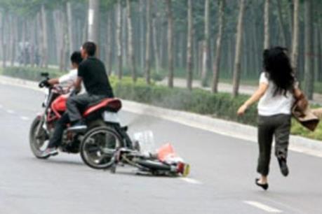 Bắt khẩn cấp hai đối tượng gây ra 16 vụ cướp giật ở Hà Nội