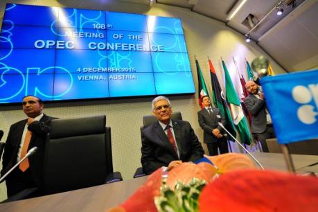 OPEC lùi thời điểm ra quyết định về sản lượng