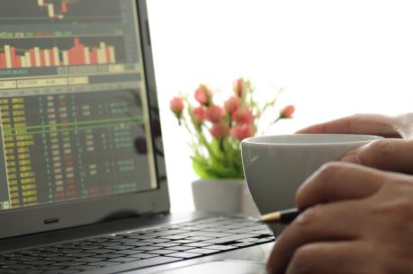 Thanh khoản thấp, cổ phiếu lớn mất điểm, VN-Index tuột mốc 565 điểm