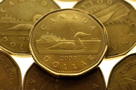 Đôla Canada rớt giá kỷ lục
