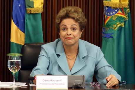 Moody’s xem xét hạ tín nhiệm của Brazil do bất ổn chính trị