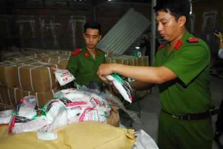 Phát hiện hơn 5 tấn đường hoá học và chất tạo ngọt xuất xứ từ Trung Quốc