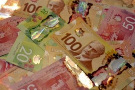 Đôla Canada rơi xuống mức đáy mới
