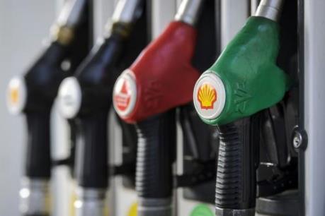 Giá dầu giảm hơn 30% trong năm 2015