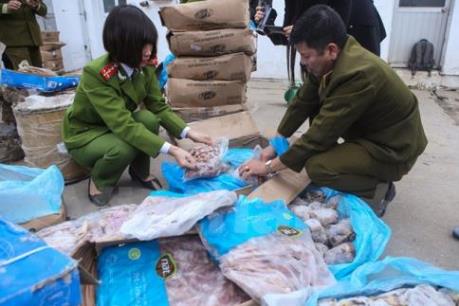 Gần 1 tấn thực phẩm quá hạn bị tiêu hủy ở Hà Nội