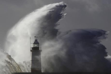 Chiều tối nay, siêu bão Melor gây gió mạnh cấp 12 ở khu vực giữa biển Đông