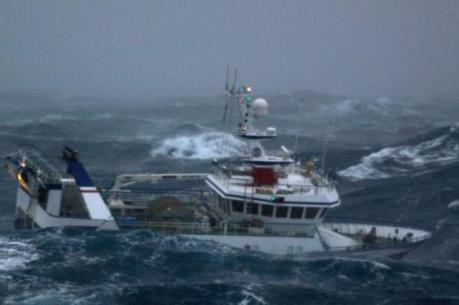 Bão số 5 hướng về quần đảo Trường Sa gây biển động rất mạnh