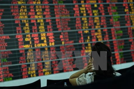 Giá dầu giảm đè nặng lên chứng khoán châu Á