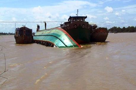 Tàu chở 130 tấn thức ăn gia súc bị chìm do va chạm với sà lan