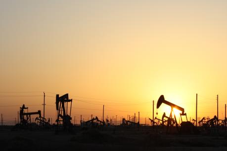 Giá dầu thế giới hưởng lợi do dự trữ dầu mỏ của Mỹ giảm