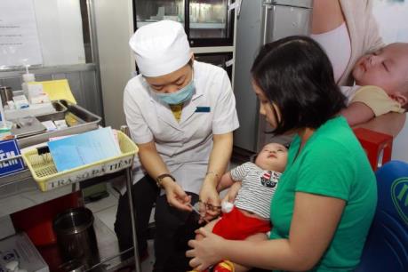 Tiêm vaccine dịch vụ liệu có tốt hơn tiêm chủng mở rộng?