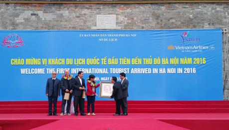 Đón vị khách du lịch quốc tế  “xông đất” Hà Nội trong năm 2016
