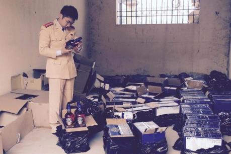 Gần 500 chai rượu ngoại không rõ nguồn gốc bị phát hiện chuyển về Hà Nội tiêu thụ