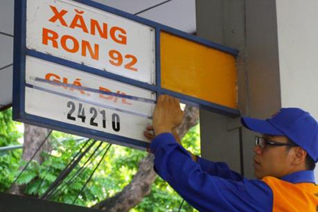 Giá xăng tiếp tục giảm hơn 370 đồng/lít