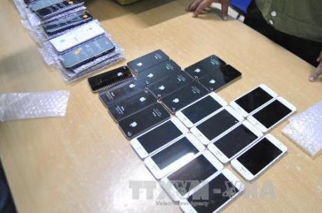 Truy tố cán bộ hải quan tiếp tay buôn lậu hơn 700 chiếc Iphone