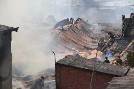 Bình Dương: Cháy lớn thiêu rụi hàng nghìn m2 xưởng gỗ