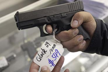 Mỹ: Doanh số bán súng tăng mạnh trước khi Chính phủ siết chặt quản lý