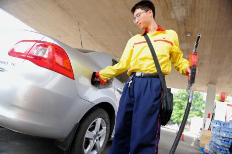 Giá dầu thế giới rơi xuống mức thấp nhất trong 12 năm