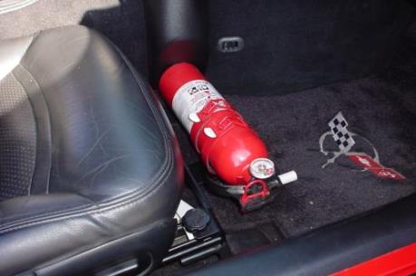 Singapore khuyến cáo người dân trang bị bình chữa cháy trên xe ô tô