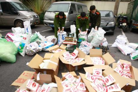 Bắt khẩn cấp đối tượng sản xuất mì chính, bột giặt giả