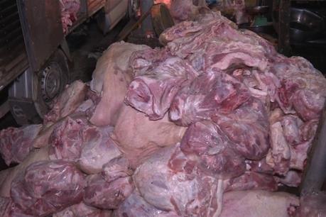 Tiêu hủy hơn 4,2 tấn thịt lợn thối tại Hưng Yên