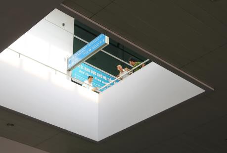 Cấp cứu một hành khách nước ngoài rơi từ tầng 3 ở sân bay Tân Sơn Nhất