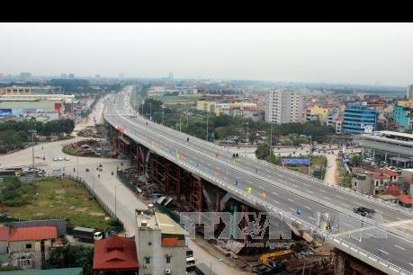 Thông xe cầu vượt nút giao trung tâm Long Biên