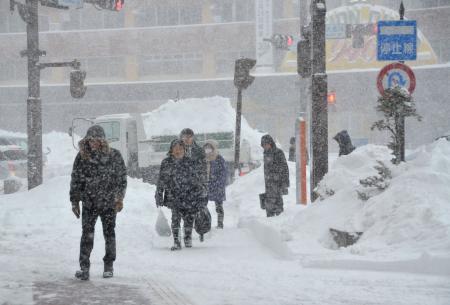 Nhật Bản: Tuyết rơi dày ở khiến hàng trăm người bị thương