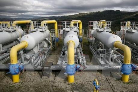 IEA: Thế giới sắp "ngập" trong dầu do nguồn cung dư thừa